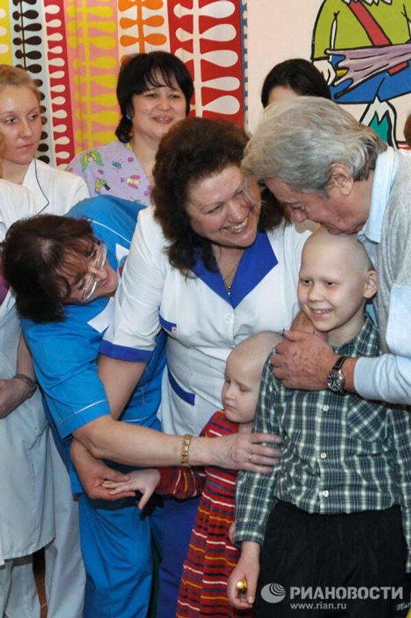 Rourke y Delon visitan a pequeños pacientes de oncología en Rusia Rourke y Delon visitan a pequeños pacientes de oncología en Rusia - Sputnik Mundo