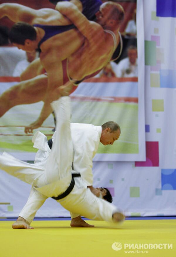 Vladímir Putin se entrena con equipo ruso de deportes de combate  - Sputnik Mundo