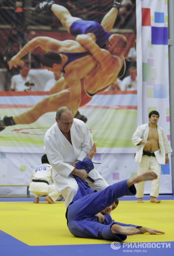 Vladímir Putin se entrena con equipo ruso de deportes de combate  - Sputnik Mundo