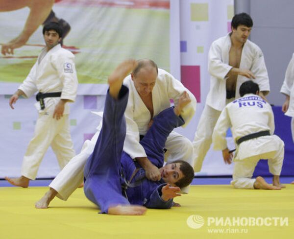 Vladímir Putin se entrena con equipo ruso de deportes de combate  - Sputnik Mundo