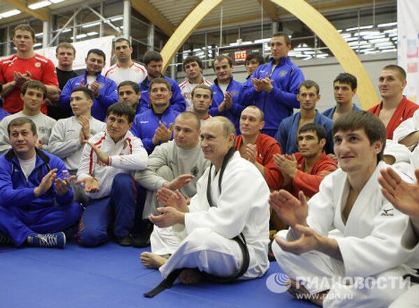Vladímir Putin se entrena con equipo ruso de deportes de combate  - Sputnik Mundo