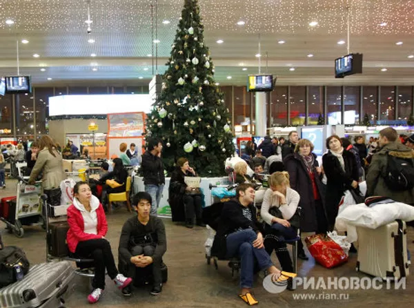 Pasajeros atrapados en el aeropuerto internacional Sheremétievo de Moscú Pasajeros atrapados en el aeropuerto internacional Sheremétievo de Moscú - Sputnik Mundo