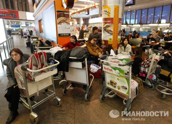 Pasajeros atrapados en el aeropuerto internacional Sheremétievo de Moscú Pasajeros atrapados en el aeropuerto internacional Sheremétievo de Moscú - Sputnik Mundo