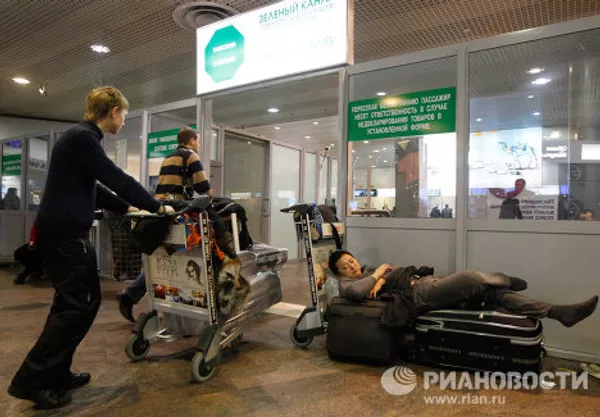 Pasajeros atrapados en el aeropuerto internacional Sheremétievo de Moscú Pasajeros atrapados en el aeropuerto internacional Sheremétievo de Moscú - Sputnik Mundo