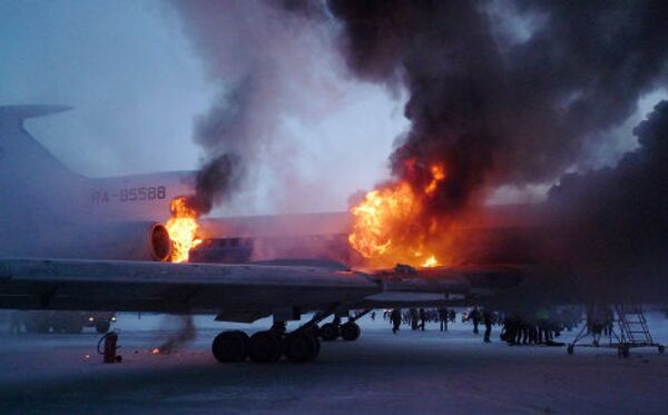 Incendio de un avión en Siberia causa tres muertos y decenas de heridos - Sputnik Mundo