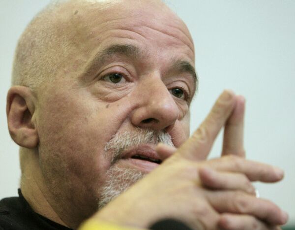 Paulo Coelho ofrece a Sony Pictures comprar los derechos de la película sobre Kim Jong-un - Sputnik Mundo