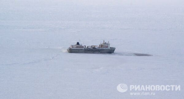 Rompehielos liberan barcos atrapados por hielo en Extremo Oriente ruso - Sputnik Mundo