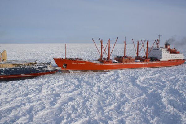 Rompehielos liberan barcos atrapados por hielo en Extremo Oriente ruso - Sputnik Mundo