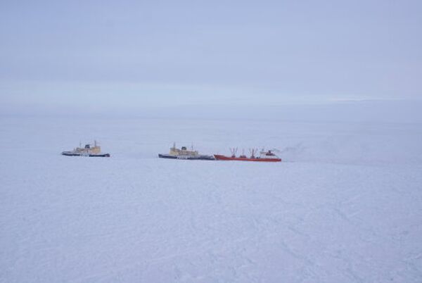 Rompehielos liberan barcos atrapados por hielo en Extremo Oriente ruso - Sputnik Mundo