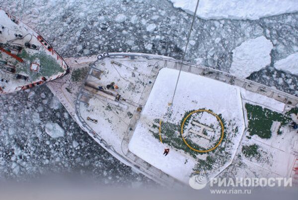 Rompehielos liberan barcos atrapados por hielo en Extremo Oriente ruso - Sputnik Mundo