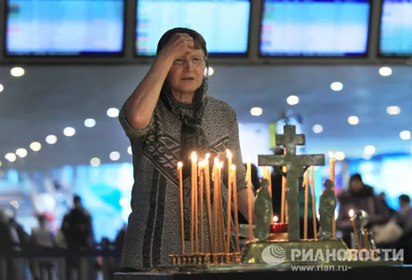 Moscovitas asisten a oficios religiosos en memoria a víctimas del atentado en Domodédovo Moscovitas asisten a oficios religiosos en memoria a víctimas del atentado en Domodédovo - Sputnik Mundo