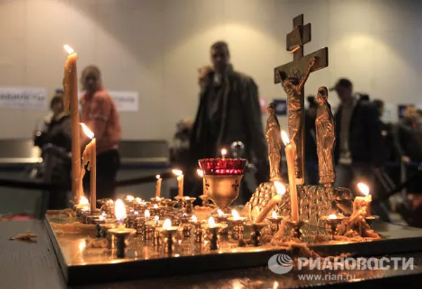 Moscovitas asisten a oficios religiosos en memoria a víctimas del atentado en Domodédovo Moscovitas asisten a oficios religiosos en memoria a víctimas del atentado en Domodédovo - Sputnik Mundo