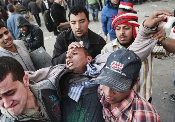 Estallan enfrentamientos violentos entre opositores y partidarios en calles de El Cairo - Sputnik Mundo