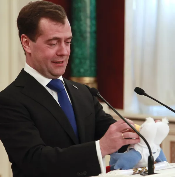 Medvédev premia a científicos y deportistas en Kremlin - Sputnik Mundo