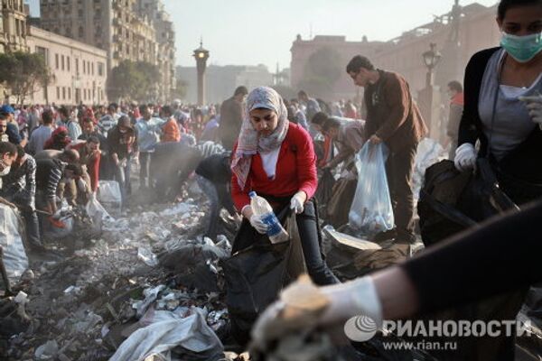 Habitantes de El Cairo desmontan barricadas y limpian la plaza Tahrir - Sputnik Mundo