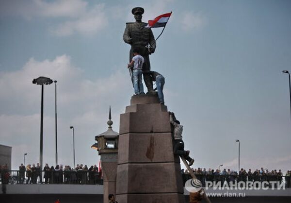 Habitantes de El Cairo desmontan barricadas y limpian la plaza Tahrir - Sputnik Mundo