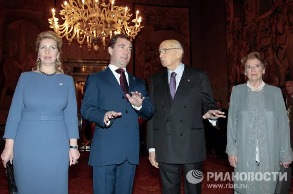 Dmitri y Svetlana Medvédev se reúnen con la pareja presidencial de Italia Dmitri y Svetlana Medvédev se reúnen con la pareja presidencial de Italia - Sputnik Mundo
