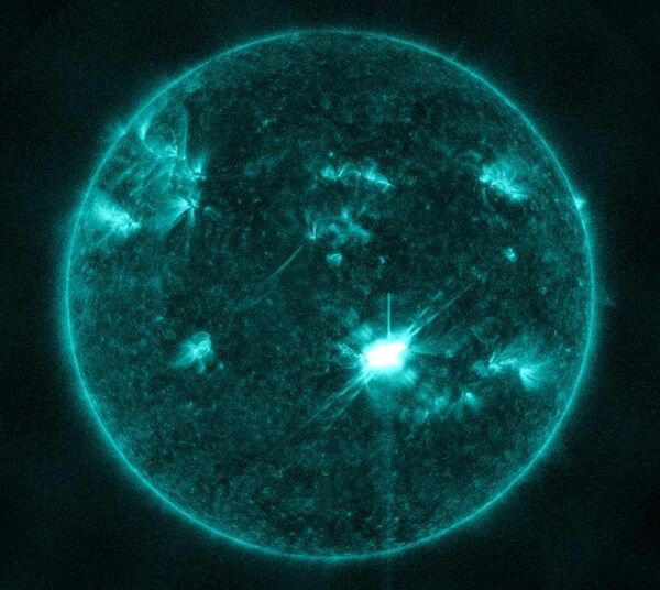 Mayor llamarada solar desde 2006 causará tormenta magnética en la Tierra este viernes - Sputnik Mundo