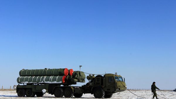El sistema de defensa antiaéreo S-400 Triumf El sistema de defensa antiaéreo S-400 Triumf - Sputnik Mundo