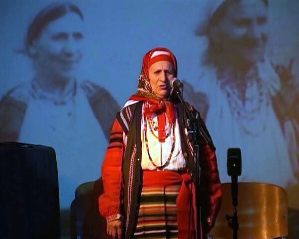 Mujer de 86 años ejecuta cantos étnicos de la Rusia antigua - Sputnik Mundo