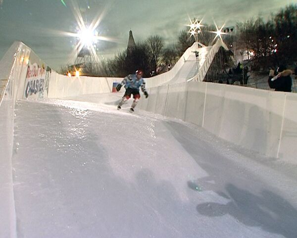 Aficionados de emociones fuertes organizan carreras de descenso en patines - Sputnik Mundo