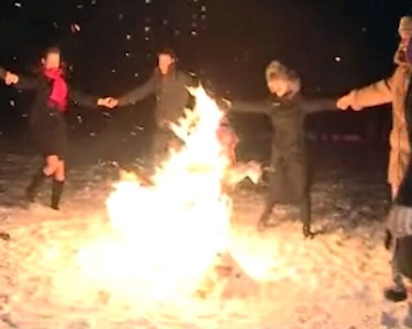 La semana de la Máslenitsa culmina hoy con la quema de muñeco de heno  - Sputnik Mundo