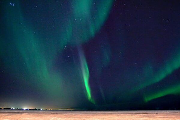 Los tintes mágicos de la aurora boreal en el cielo de Arjánguelsk - Sputnik Mundo