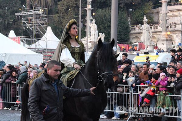 Vestidos medievales y superhéroes modernos en el carnaval de Roma - Sputnik Mundo