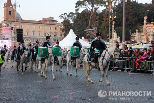 Vestidos medievales y superhéroes modernos en el carnaval de Roma - Sputnik Mundo