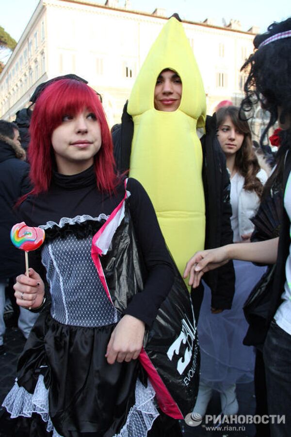 Vestidos medievales y superhéroes modernos en el carnaval de Roma - Sputnik Mundo