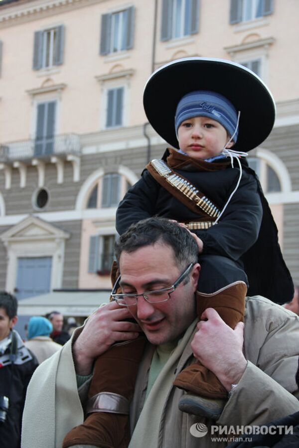 Vestidos medievales y superhéroes modernos en el carnaval de Roma - Sputnik Mundo