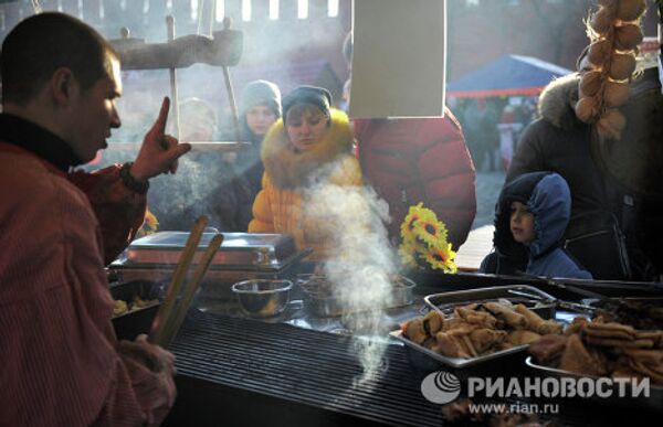 Moscú celebra la fiesta rusa de despedida del invierno, Máslenitsa  - Sputnik Mundo