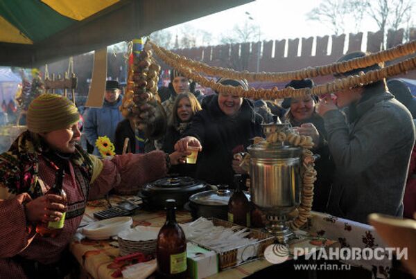 Moscú celebra la fiesta rusa de despedida del invierno, Máslenitsa  - Sputnik Mundo