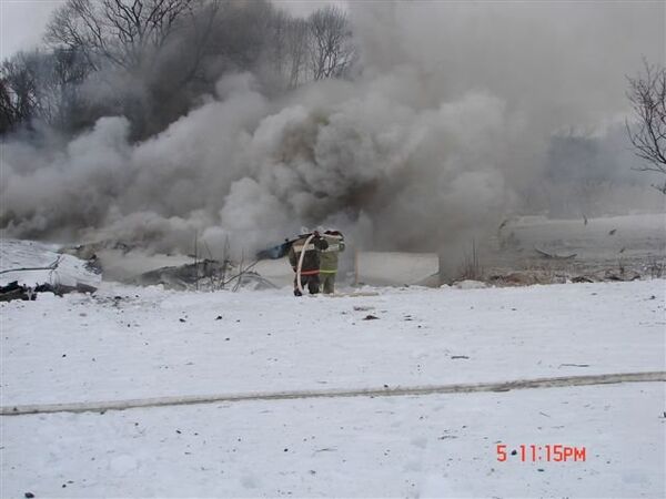 La gente lleva flores al lugar del accidente aéreo en la provincia rusa de Bélgorod - Sputnik Mundo