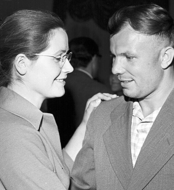 El cosmonauta soviético Yuri Gagarin y su esposa Valentina - Sputnik Mundo
