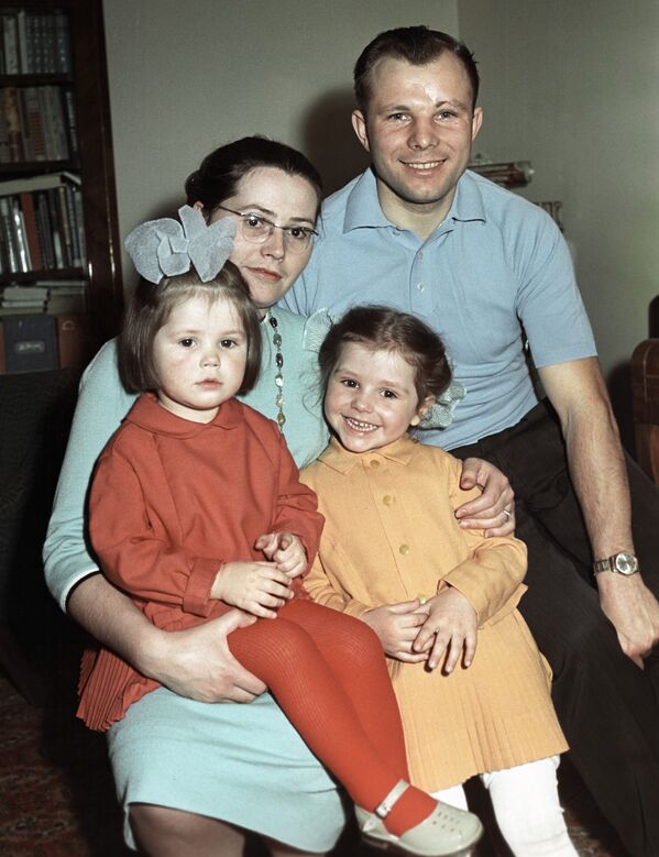 Yuri Gagarin y su familia - Sputnik Mundo