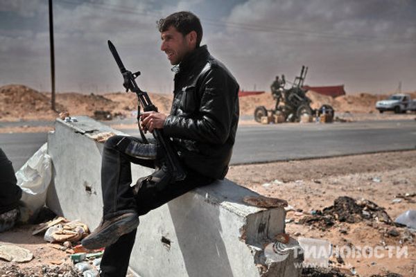 Duros combates entre rebeldes y fuerzas de Gadafi por el control de Ras Lanuf - Sputnik Mundo