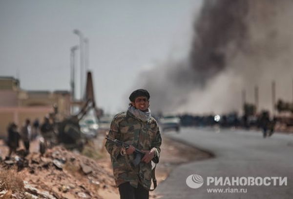 Duros combates entre rebeldes y fuerzas de Gadafi por el control de Ras Lanuf - Sputnik Mundo