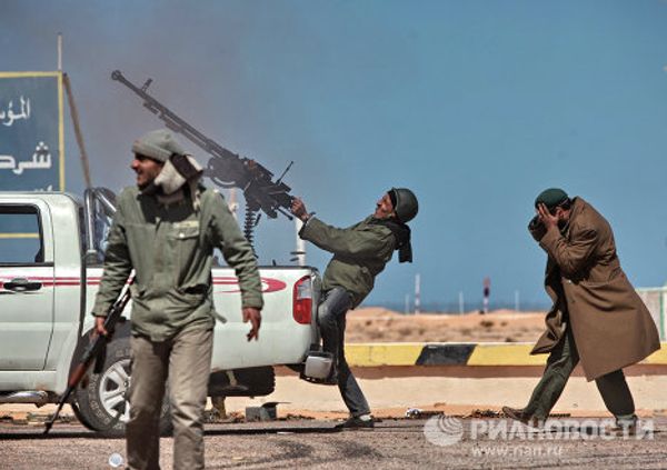 Duros combates entre rebeldes y fuerzas de Gadafi por el control de Ras Lanuf - Sputnik Mundo