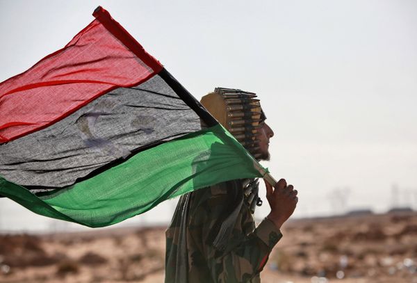 Duros combates entre rebeldes y fuerzas de Gadafi por el control de Ras Lanuf - Sputnik Mundo