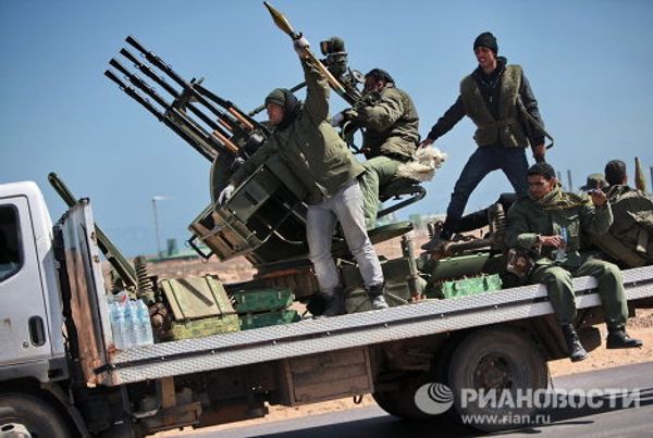 Duros combates entre rebeldes y fuerzas de Gadafi por el control de Ras Lanuf - Sputnik Mundo