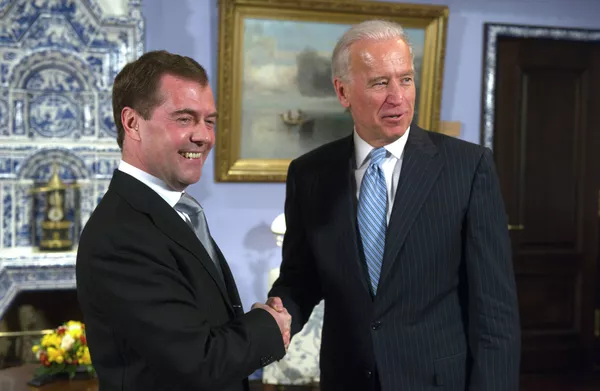 El presidente ruso, Dmitri Medvédev, sostuvo hoy conversaciones con el vicepresidente de EEUU, Joe Biden - Sputnik Mundo