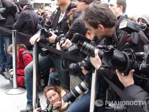 El primero y otros propietarios del iPad 2   - Sputnik Mundo