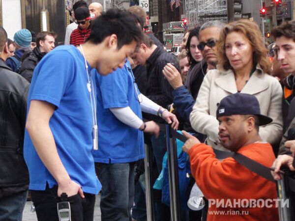 El primero y otros propietarios del iPad 2   - Sputnik Mundo