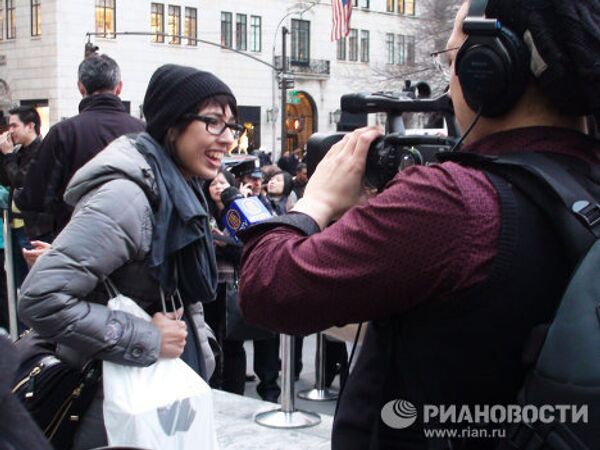 El primero y otros propietarios del iPad 2   - Sputnik Mundo