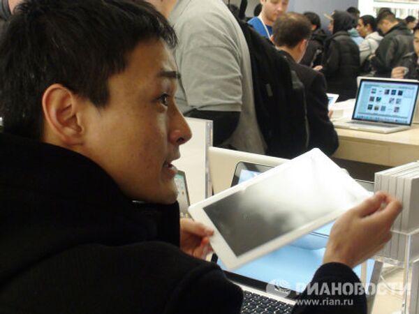 El primero y otros propietarios del iPad 2   - Sputnik Mundo