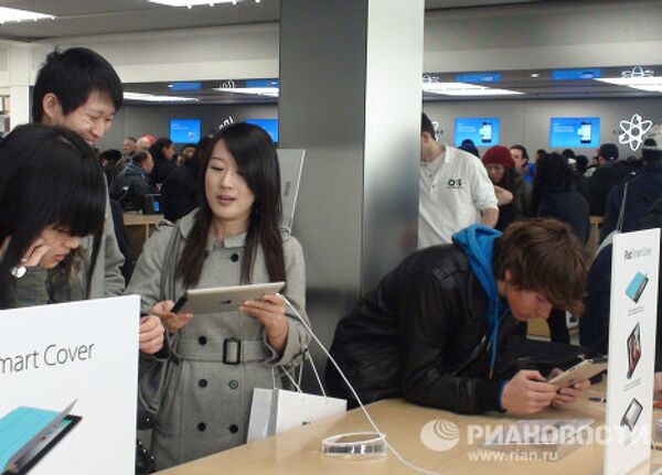 El primero y otros propietarios del iPad 2   - Sputnik Mundo