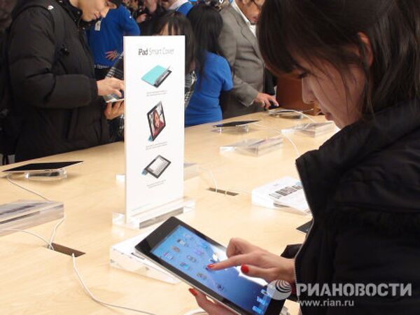 El primero y otros propietarios del iPad 2   - Sputnik Mundo