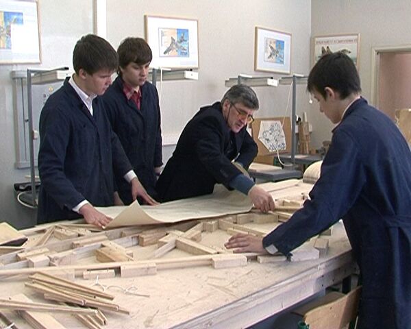 Estudiantes de Moscú construyen maqueta de avión con planos de constructora Sukhoi  - Sputnik Mundo