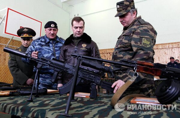 El presidente de Rusia inspecciona la base de la policía antidisturbios Zubr  - Sputnik Mundo